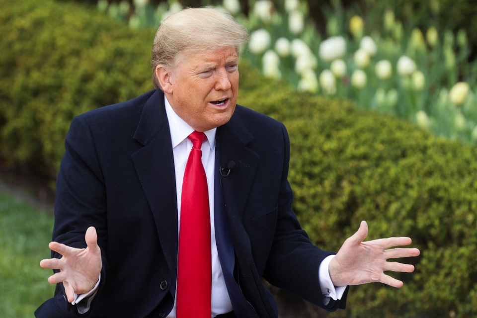 Donald Trump er ikke meget for at lukke USA. Det skader økonomien og kan koste virksomheder, siger han. (Arkivfoto)