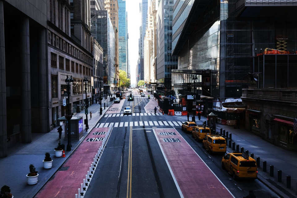 Der sker ikke meget i New York under den fortsatte coronakrise. Nye ledighedstal fra USA viser torsdag, at 2,43 millioner amerikanere har meldt sig ledige i den seneste uge. Dermed har 39 millioner amerikanere søg om arbejdsløshedsunderstøttelse i USA i forbindelse med coronakrisen over de seneste ni uger.