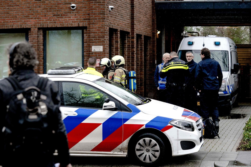 En brevbombe er torsdag gået af hos en virksomhed i den hollandske hovedstad, Amsterdam. Tidligere på dagen blev en anden brevbombe i byen Leusden nordøst for Utrecht desarmeret. Ingen er kommet til skade. Onsdag gik også to brevbomber af.