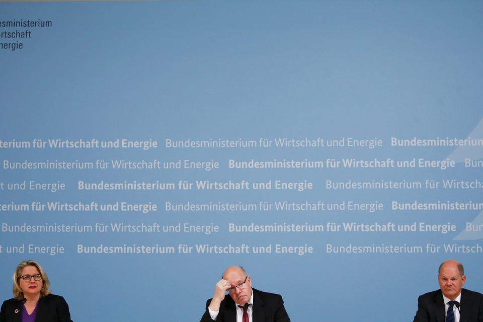 Finansminister Olaf Scholz, økonomi- og energiminister Peter Altmaier og miljøminister Svenja Schulze præsenterede torsdag den nye køreplan.