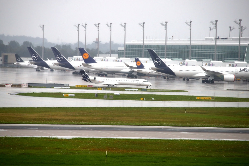 Lufthansa har haft markant færre indtægter i andet kvartal, hvor corona har påvirket selskabet. (Arkivfoto)