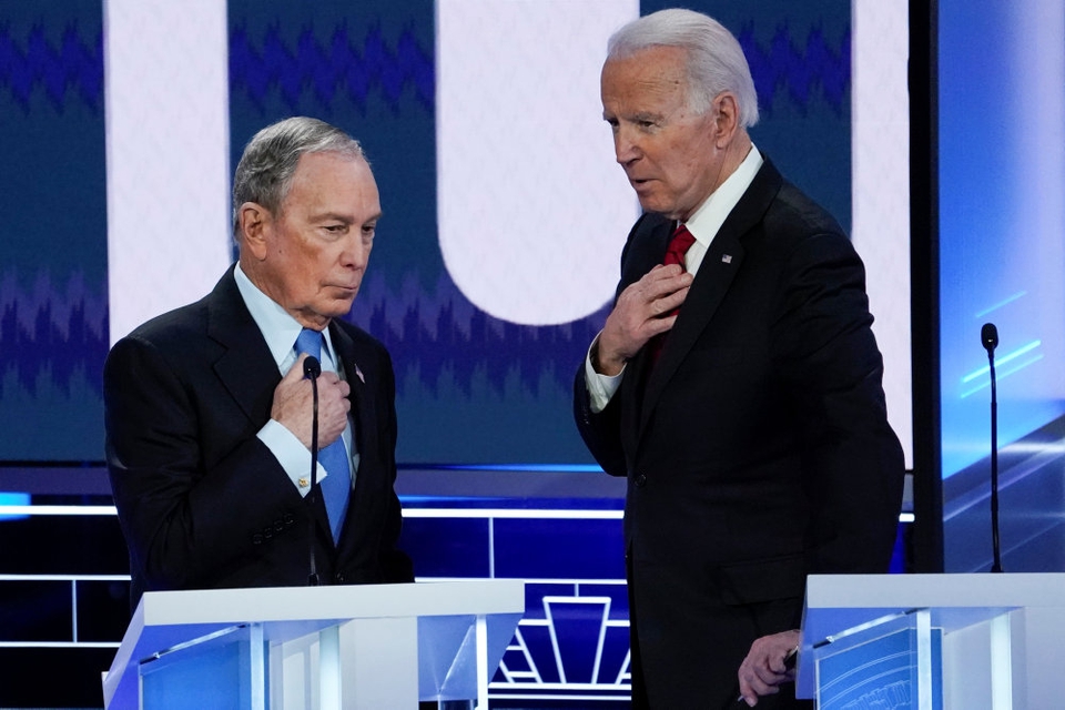 Bloomberg (t.v.) og Biden (t.h.) taler sammen under en debat for Demokraternes kandidater i februar (Arkivfoto).