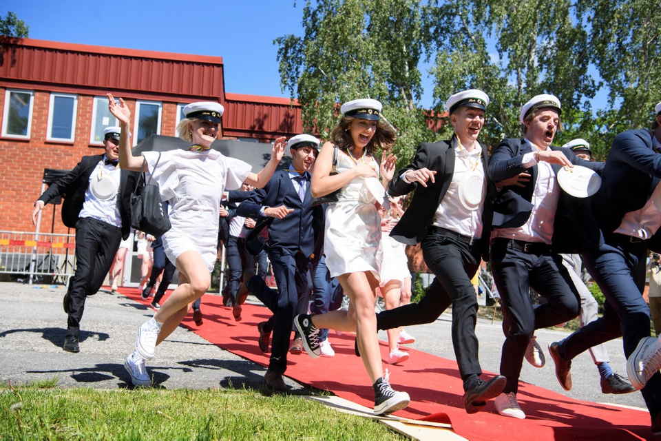 Glade unge på Nacka Gymnasium i Stockholm fejrer, at de er blevet studenter. Men den fortsat coronakrise med mange døde får skepsissen til at vokse i andre dele af det svenske samfund.