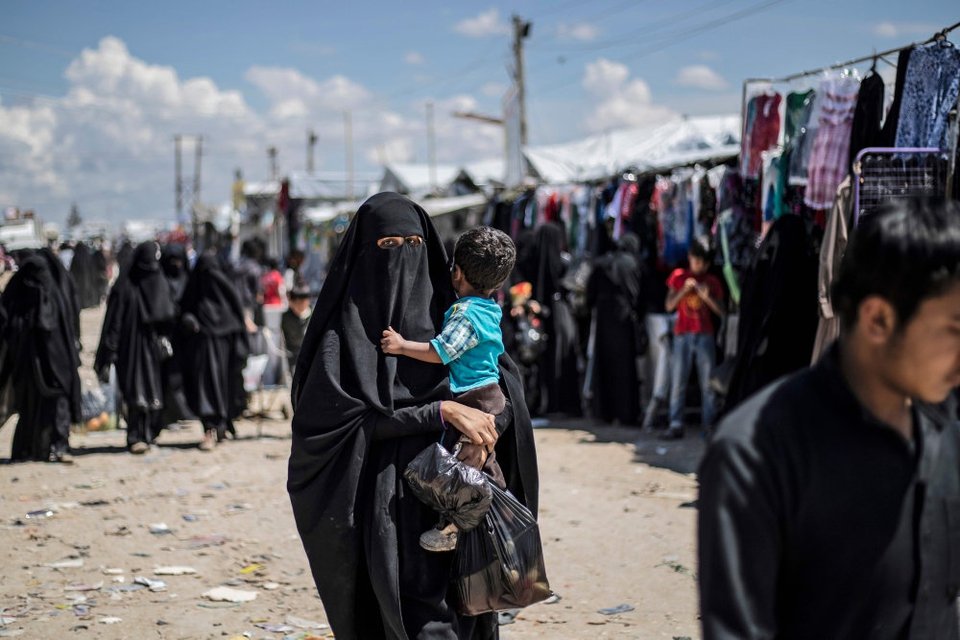 Tusindvis af kvinder og børn, hvis mænd og fædre formodes at have kæmpet for Islamisk Stat - og som muligvis selv har været en del af bevægelsen - sidder nu indespærret i al-Hol lejren i Syrien, hvor forholdene fra flere sider beskrives som yderst vanskelige. (Arkivfoto)