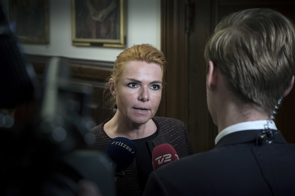 Inger Støjberg i samtale med danske journalister på Christiansborg. (Foto: News Øresund)