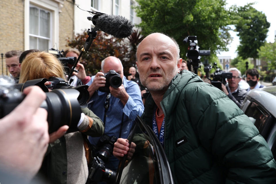 Der var stort presseopbud, da Dominic Cummings søndag forlod sit hus i London. Han ankom søndag eftermiddag til Downing Street.