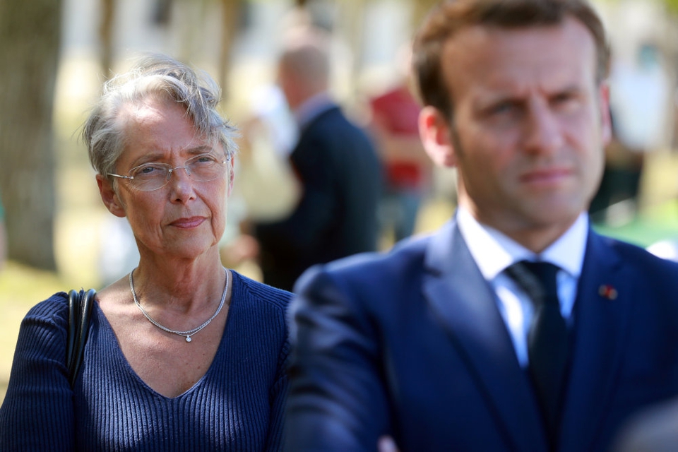 - Det bedste, vi kan gøre for at forberede os på tilbagevenden fra ferier, er at forsikre ansatte om, at vi sammen tager foranstaltninger for at undgå spredning af virusset, siger beskæftigelsesminister Elisabeth Borne (t.v.). (Arkivfoto).