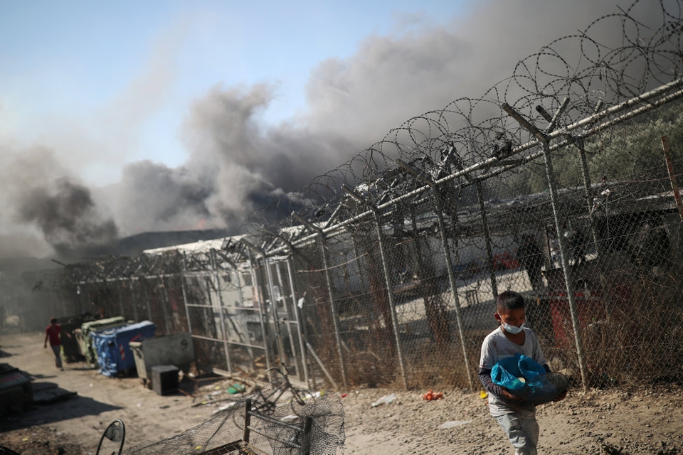 En storbrand ødelagde onsdag Moria-flygtningelejren på den overbefolkede græske ø Lesbos. Omkring 25 brandmænd med 10 slukningskøretøjer kæmpede mod flammerne, mens migranter og flygtninge blev evakueret fra området.