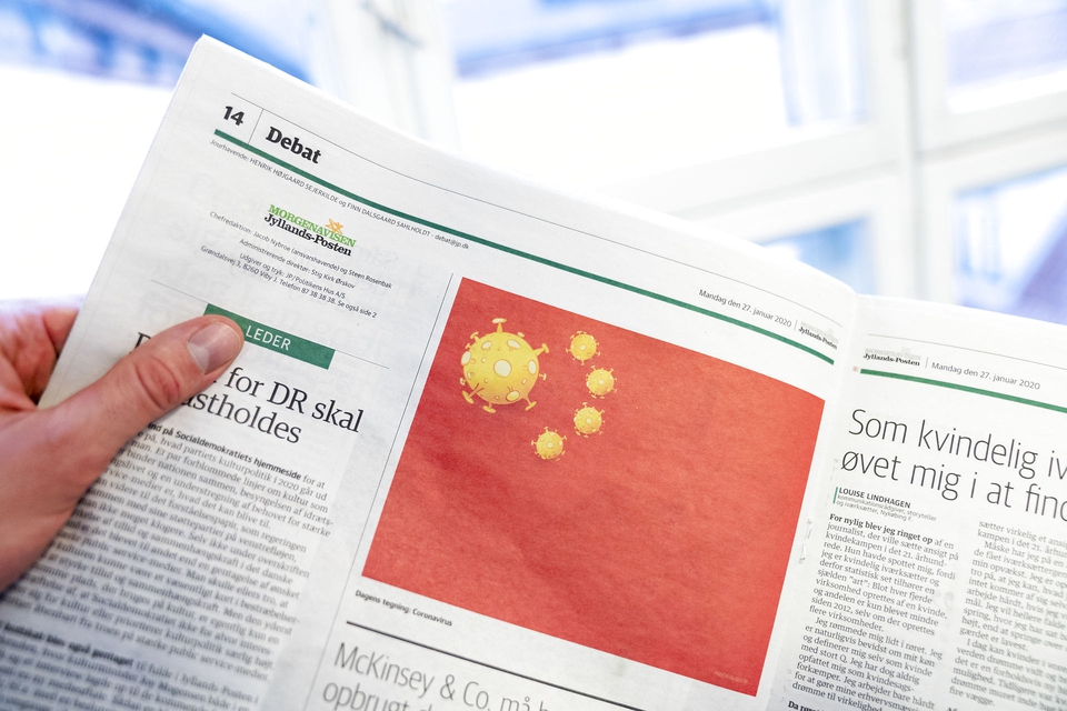 Satiretegning af Coronavirus på det kinesiske flag af Jyllands-Postens tegner Niels Bo Bojesen i Jyllands-Posten udgave mandag den 27. januar 2020. (Foto: Ida Marie Odgaard/Ritzau Scanpix)