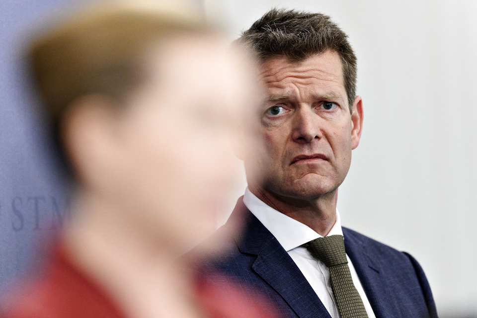 Direktør i Sundhedsstyrelsen Søren Brostrøm ser på statsminister Mette Frederiksen (S) under pressemøde i Spejlsalen i Statsministeriet om COVID-19 tirsdag den 12. maj 2020. (Foto: Philip Davali/Ritzau Scanpix)