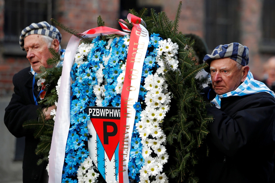 Holocaust-overlevere bærer en krans på vej til en ceremoni ved "dødsmuren" i den tidligere nazistiske koncentrations- og udryddelseslejr Auschwitz. Ceremonien markerer 75-året for befrielsen af Auschwitz den 27. januar 2020. (Foto: Aleksandra Szmigiel/Reuters/Ritzau Scanpix)