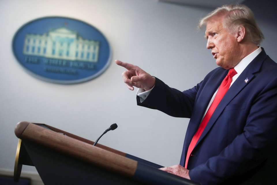 - Ses i retten!, lyder den direkte besked fra Trump til Nevada på Twitter. Her ses han under et pressemøde mandag lokal tid.