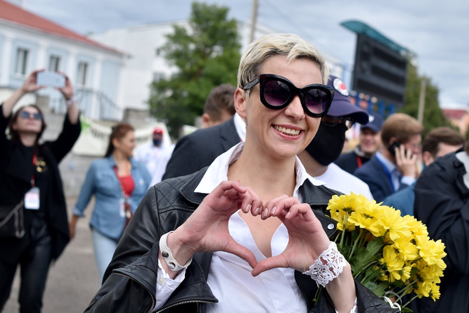 Maria Kolesnikova, der er kampagneleder for oppositionspolitikeren Viktor Babaryko, er blevet en af lederne af de igangværende protester mod Aleksandr Lukasjenkos regime i Hviderusland. Dette foto er taget under en demonstration i slutningen af juli. Hun blev fængslet for en uge siden efter at have modsat sig en tvungen udvisning af Hviderusland.