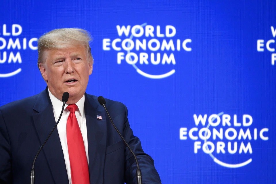Præsident Donald Trump hylder USA's økonomiske succes og afviser klimaaktivisters dommedagsprofetier i en tale på førstedagen af et møde i Verdens Økonomiske Forum i Davos. (Foto: Fabrice Coffrini/AFP/Ritzau Scanpix)