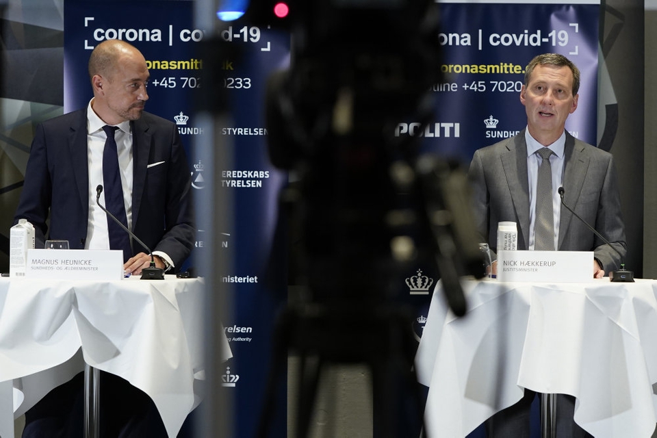 Sundheds- og Ældreministeriet holder pressemøde i Eigtveds Pakhus. Her annoncere ministre og sundhedsmyndigheder flere skærpede restriktioner i 17 hovedstadskommuner.