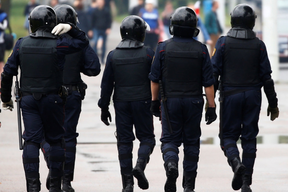 Hviderussisk politi er onsdag igen på plads i det centrale Minsk, hvor oppositionen fortsætter protesterne mod resultatet af valget den 9. august. Demonstranterne kræver, at valget går om. EU's 27 stats- og regeringschefer har på et møde onsdag meddelt, at de står på de fredelige demonstranters side.