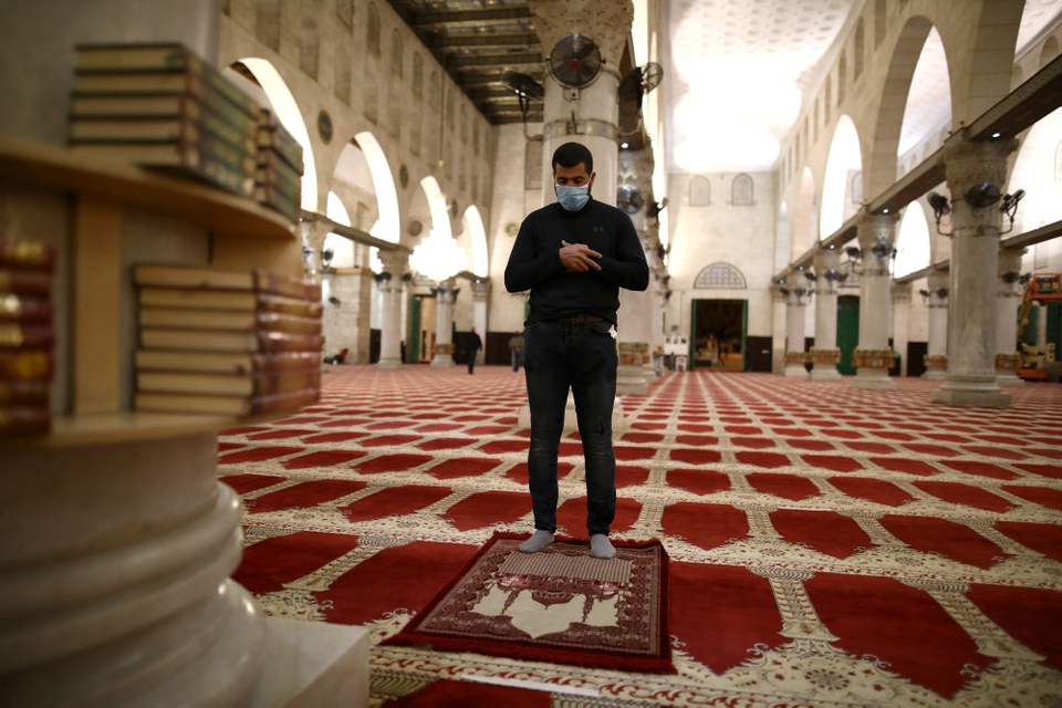 En troende iført mundbind var en af de første til at bede i moskeen al-Aqsa i Jerusalem, da den genåbnede søndag. Coronavirus lukkede moskeen, der er den tredje mest hellige for muslimer, for to en halv måned siden.