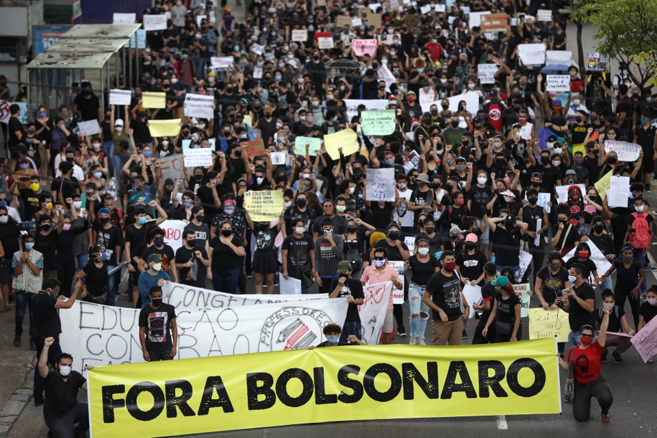 Brasiliens sundhedskrise er smeltet sammen med en politisk krise, da præsident Jair Bolsonaro åbent har været i sammenstød med lokal- og delstatsregeringer om coronatiltag. Der har været store demonstrationer både for og imod præsidenten. (Arkivfoto.)