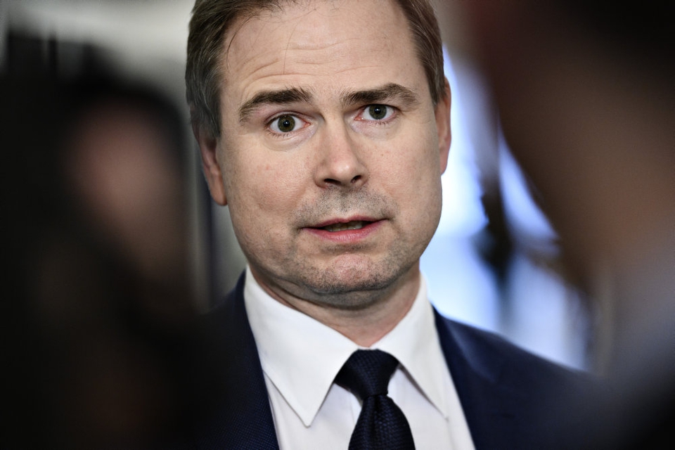 - Den står til at stoppe i sommerferien, og det er måske ikke det mest hensigtsmæssige tidspunkt at lade den slutte på, siger finansminister Nicolai Wammen (S) om ordningen for lønkompensation.