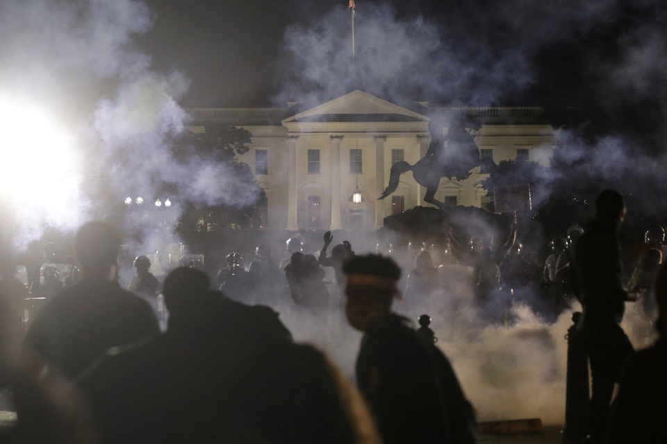 Også uden for Det Hvide Hus var der demonstration søndag aften. Ifølge New York Times blev præsident Donald Trump bragt i sikkerhed i en underjordisk bunker på grund af protesterne.