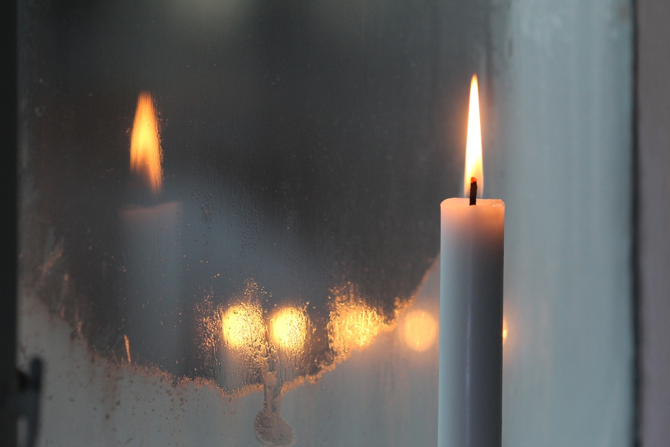 Den 4. maj markeres befrielsen af Danmark ved at sætte lys i vindueskarmen. (Foto: Anne Nygård/Unsplash)