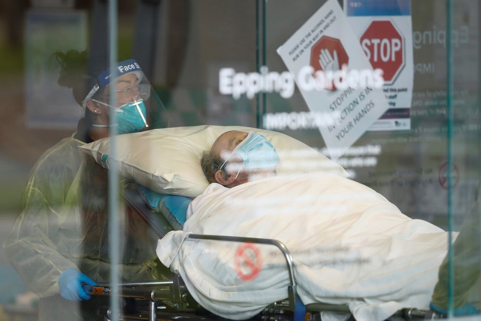 En beboer bliver kørt væk fra et plejehjem i byen Melbourne i delstaten Victoria. Delstaten er epicentret for Australiens anden bølge med coronavirus. (Arkivfoto)