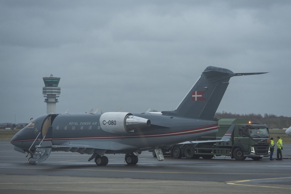 De syv personer er tredje hold af danskere, der er evakueret fra Kina. 31. januar og 2. februar vendte i alt 11 danskere hjem med fly til Roskilde Lufthavn, som ses på billedet. Alle er testet negativ for coronavirus. (Arkivfoto)