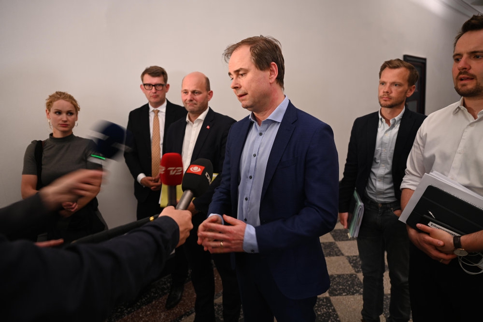 Finansminister Nicolai Wammen (S) præsenterer aftale om ny økonomisk corona-sommerpakke og udfasning af hjælpepakker natten til mandag.