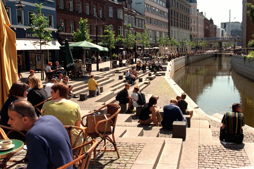 Den spanske trappe i Aarhus Midtby bliver udpeget som corona-hotspot af Østjyllands Politi. Det betyder, at politiet på meget kort tid kan indføre opholdsforbud på stedet. (Arkivfoto)
