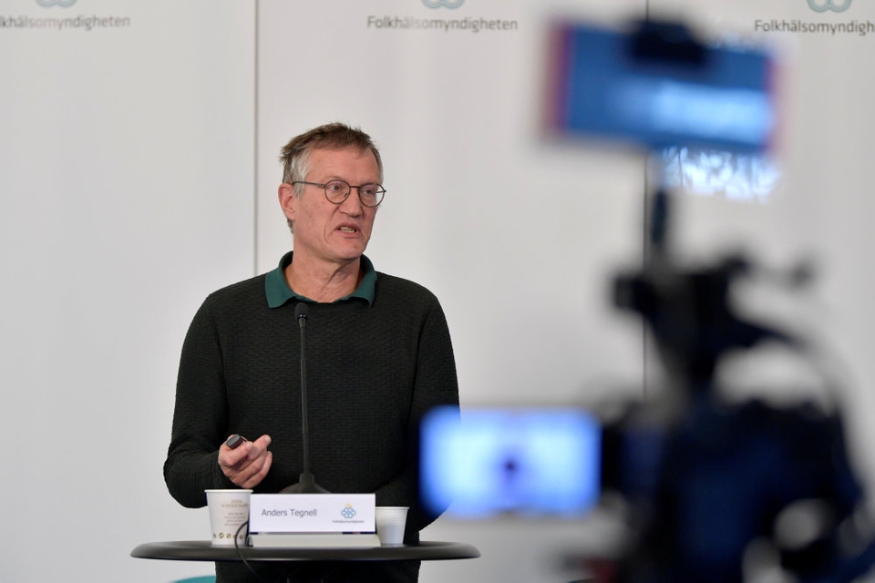 Statsepidemiolog Anders Tegnell (billedet) får kritik af en tidligere svensk statsepidemiolog for strategien under coronakrisen.