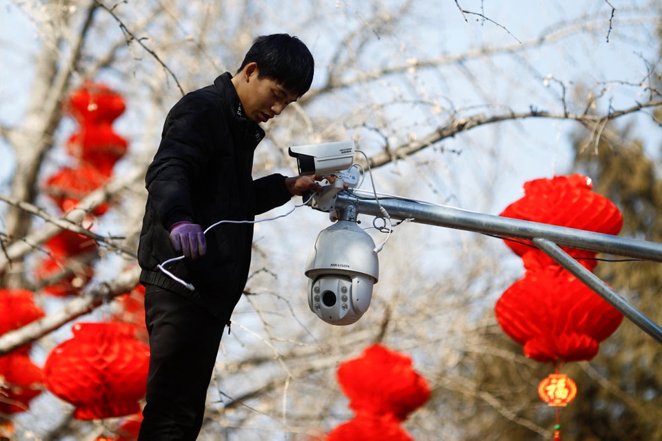 Overvågningsudstyr fra det kinesiske selskab Hikvision - som her sættes op af en medarbejder i Ditan Park i Beijing - er blevet købt af flere danske offentlige institutioner, selv om de ifølge den amerikanske regering bruges til undertrykkelse i Kina. (Arkivfoto)