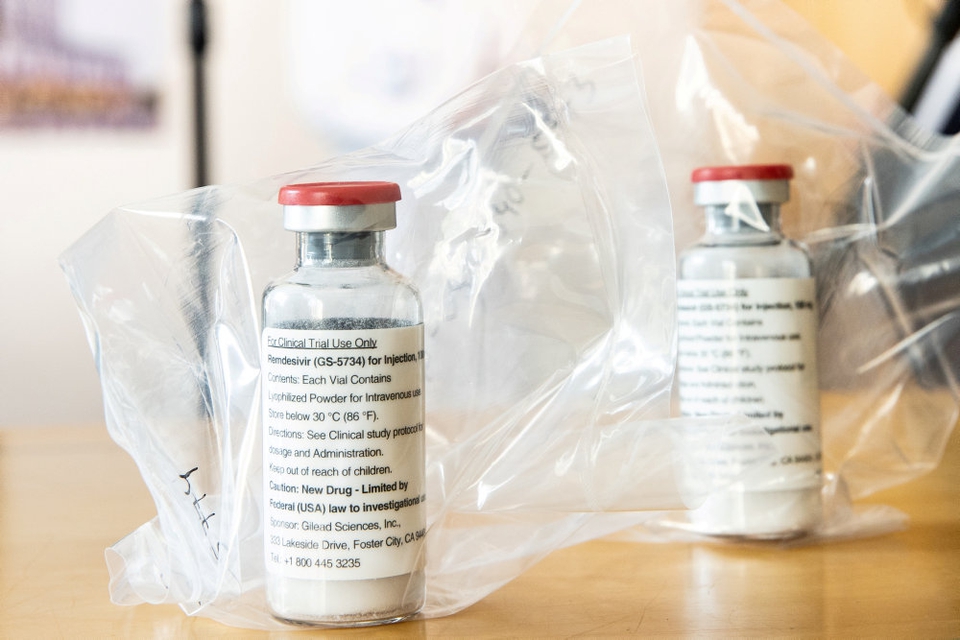 Selvom Remdesivir blev udviklet til behandling af hepatitis C, viste det sig brugbart til behandling af ebola-virusset, og studier har vist lovende resultater på Covid-19. Nu skal EU's lægemiddelagentur, EMA, tage stilling til en ansøgning om godkendelse til brug mod netop Covid-19. (Arkivfoto)
