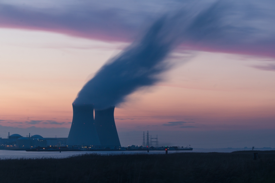 Atomkraftværk i Doel, Beveren i Belgien. (Foto: Frédéric Paulussen/Unsplash)