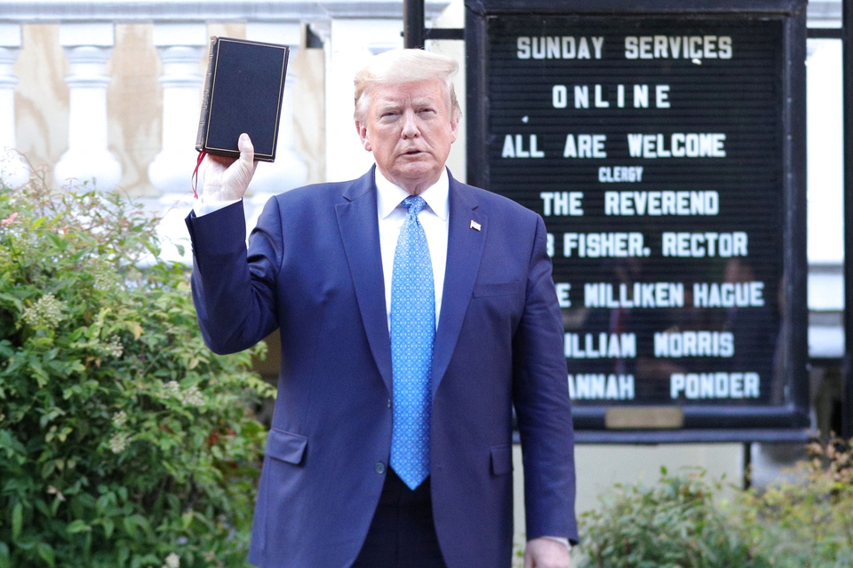 Præsident Donald Trump poserede mandag med en bibel i hånden for pressen foran St. John's Episcopal Church i Washington D.C. (Foto: Tom Brenner/Reuters/Ritzau Scanpix)