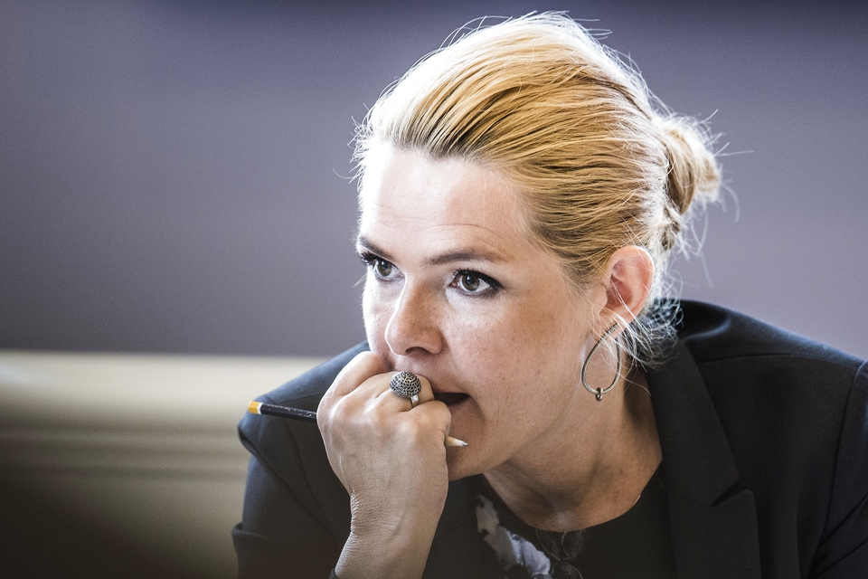 (ARKIV) Udlændinge- og integrationsminister Inger Støjberg (V) i åbent samråd om beslutningen undtagelsesfrit at adskille ægtepar på asylcentre, hvor den ene ægtefælle er under 18 år, i Folketingets Udlændinge- og Integrationsudvalg, fredag den 23. juni 2017. (Foto: Ida Marie Odgaard/Ritzau Scanpix)