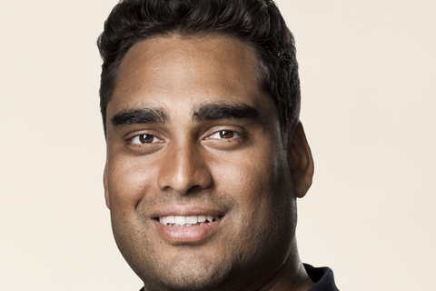 Folketingets pressefoto af Frie Grønnes leder Sikandar Siddique hvis spindoktor netop har sagt op efter at have blottet sig under Folkemødet