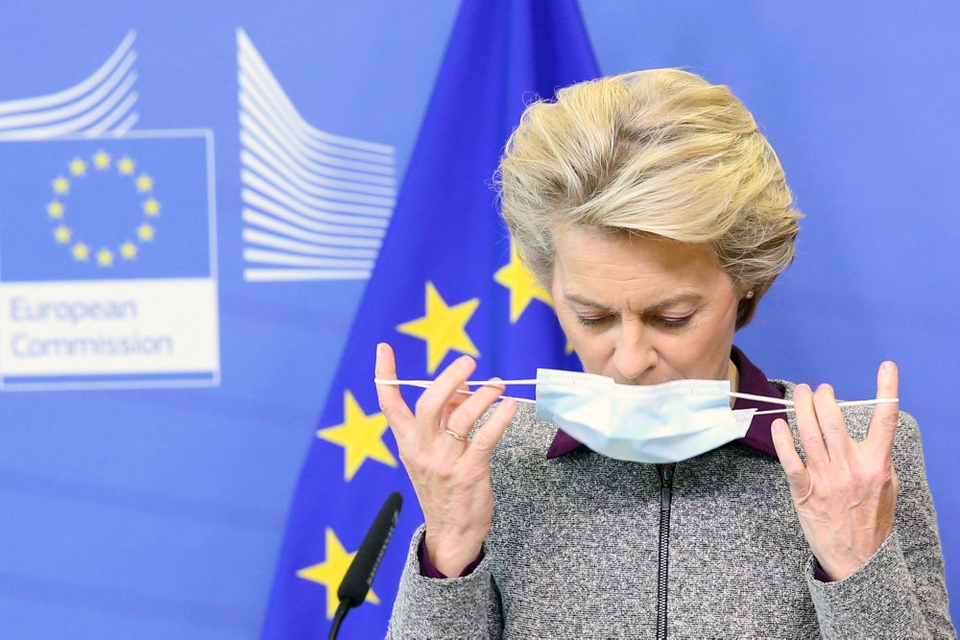 EU-Kommissionens formand, Ursula von der Leyen, meddeler mandag, at EU-Kommissionen bidrager med knap tre milliarder kroner til vaccinealliancen Covax.
