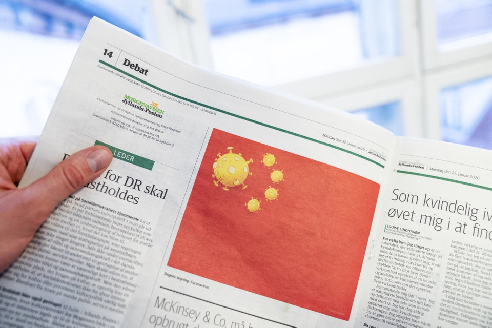 Niels Bo Bojesens satiretegning fra Jyllands-Posten forestiller det røde kinesiske flag, hvor de traditionelle gule stjerner er erstattet af illustrationer af coronavirus. Et udbrud af virusset har hidtil kostet over 100 mennesker livet i Kina.