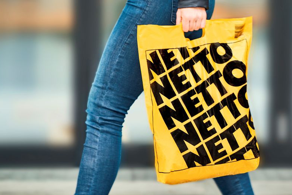 Nu bliver bæreposer som disse på billedet snart forbudt. Et flertal i Folketinget bakker op om forslaget, der skal behandles af politikerne i dag. (Foto: PR-foto fra Netto)