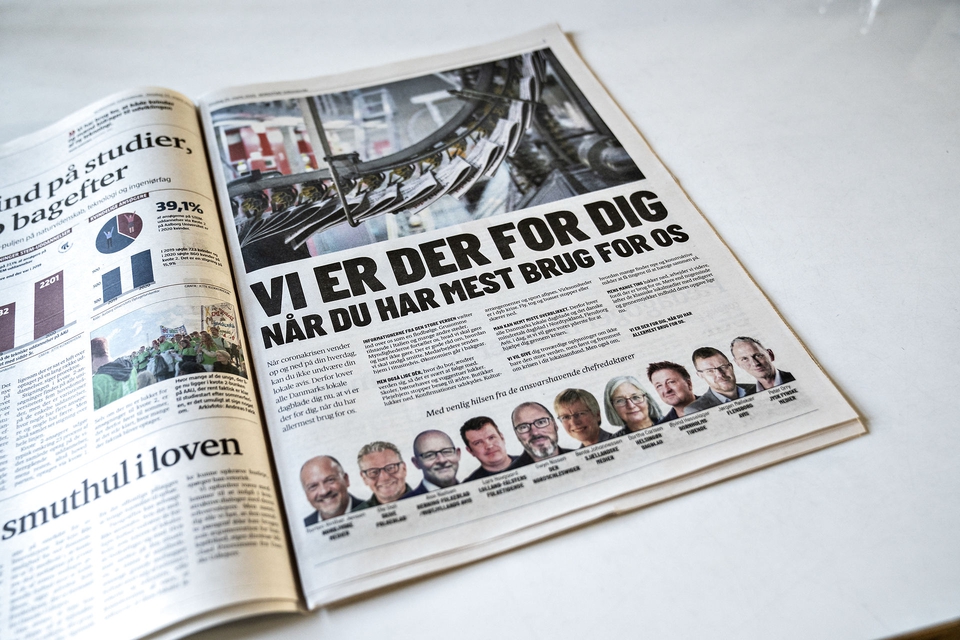 Vi er der, når du har mest brug for os, lyder det fra Danmarks lokale dagblade i en fælles annonce, her i Nordjyske på side 5, onsdag den 25. marts 2020. Krisen kradser hos de regionale aviser, som også mærker effekten af coronaudbruddet. Derfor er dagbladene i Danmarks ni lokale mediehuse og det danske mindretals avis i Nordtyskland, Flensborg Avis, gået sammen om at have en fælles annonce onsdag. (Foto: Henning Bagger/Ritzau Scanpix)