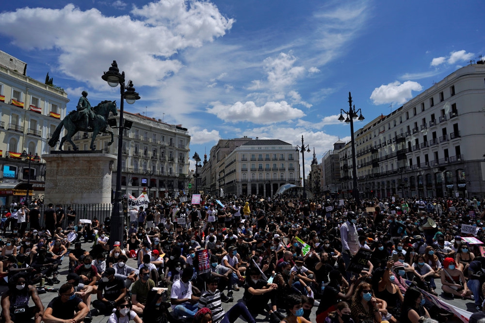 I kølvandet af den sorte amerikaner George Floyds død under en anholdelse deltog tusindvis i Madrid i en demonstration mod racisme.