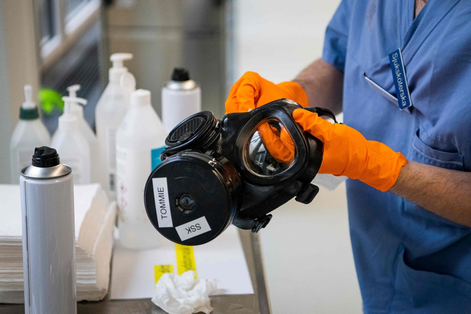 En maske rengøres og desinficeres på en intensivafdeling på Danderyd Hospital nær Stockholm. Den svenske sundhedssektor er under stigende pres for selvransagelse, efterhånden som der bliver offentliggjort flere detaljer om manglende beskyttelse af ældre under coronakrisen.