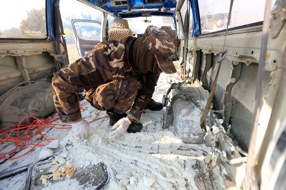 En bombeekspert undersøger en kassevogn med sprængstoffer, som blev taget fra talibanere i byen Jalalabad. Hvert år bliver tusindvis af civile afghanere dræbt eller såret i angreb, som Taliban eller andre militante grupper i Afghanistan står bag.