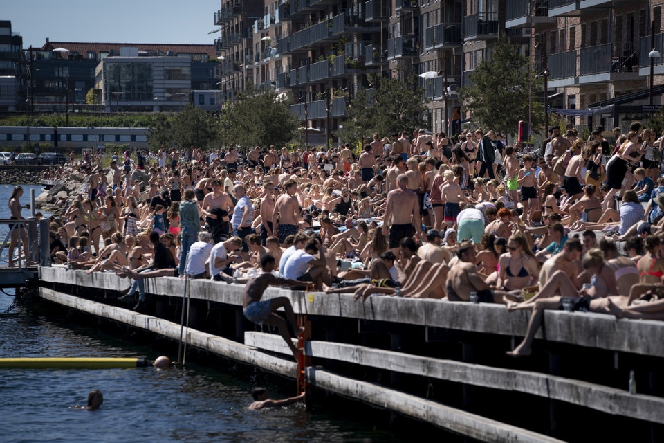 Bade- og solgæster nyder sommervejret ved Nordhavn mandag 1. juni.