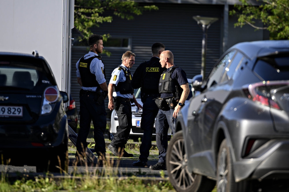 Politiet er massivt til stede i Vollsmose torsdag morgen. To 31-årige mænd er ramt af skud. Den ene er afgået ved døden, mens den anden er hårdt såret.