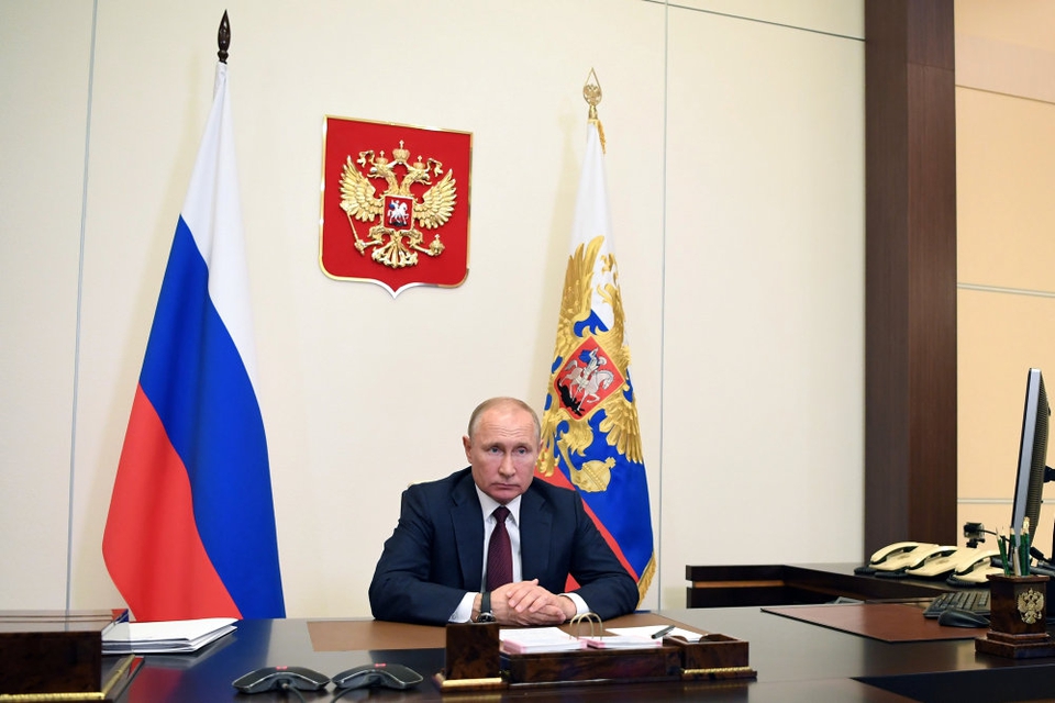 En tidligere guvernør i en russisk region har udfordret præsident Vladimir Putin med et sagsanlæg. Sagen er den første af sin art i Rusland i årtier.