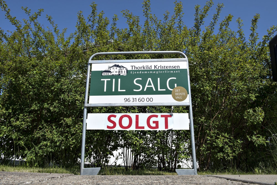 Salgspriserne på villaer og rækkehuse faldt i marts, viser tal fra Boligsiden. (Arkivfoto)