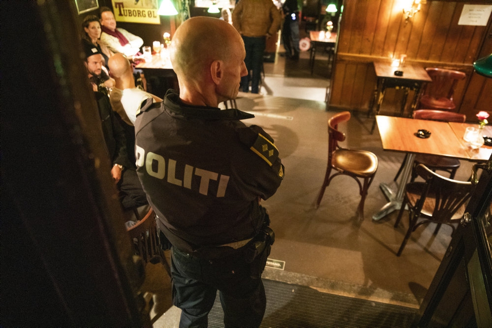 Indtil 1. oktober er der krav om mundbind for stående og gående gæster på restaurationer i 17 kommuner. (Arkivfoto)
