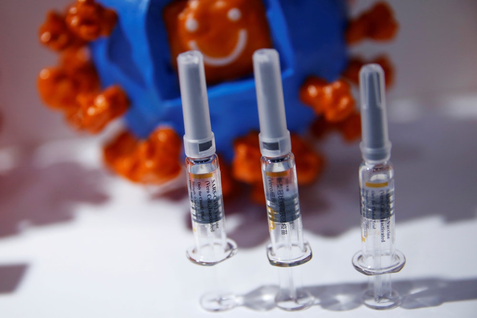 USA kan få en vaccine godkendt i efteråret og efterfølgende vaccinere alle amerikanere senest i april 2021, siger vicestabschef i det amerikanske sundhedsministerium. I forvejen har myndigheder både Rusland og Kina hastegodkendt en vaccine. Her ses den kinesiske coronavaccine.