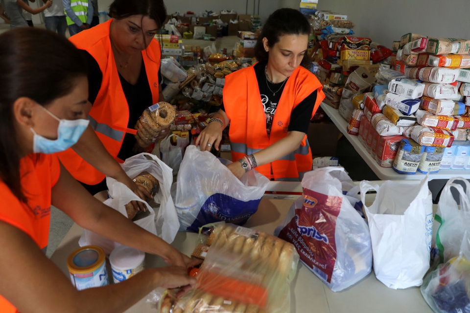 Frivillige i Beirut er fredag i gang med at sortere førdevarer, som er doneret for at støttte de tusinder, der har mistet deres hjem og livsgrundlag ved tirsdags enorme eksplosion i den libanesiske hovedstad. Det ødelagde landets eneste kornsilo, og det truer landets brødforsyning.